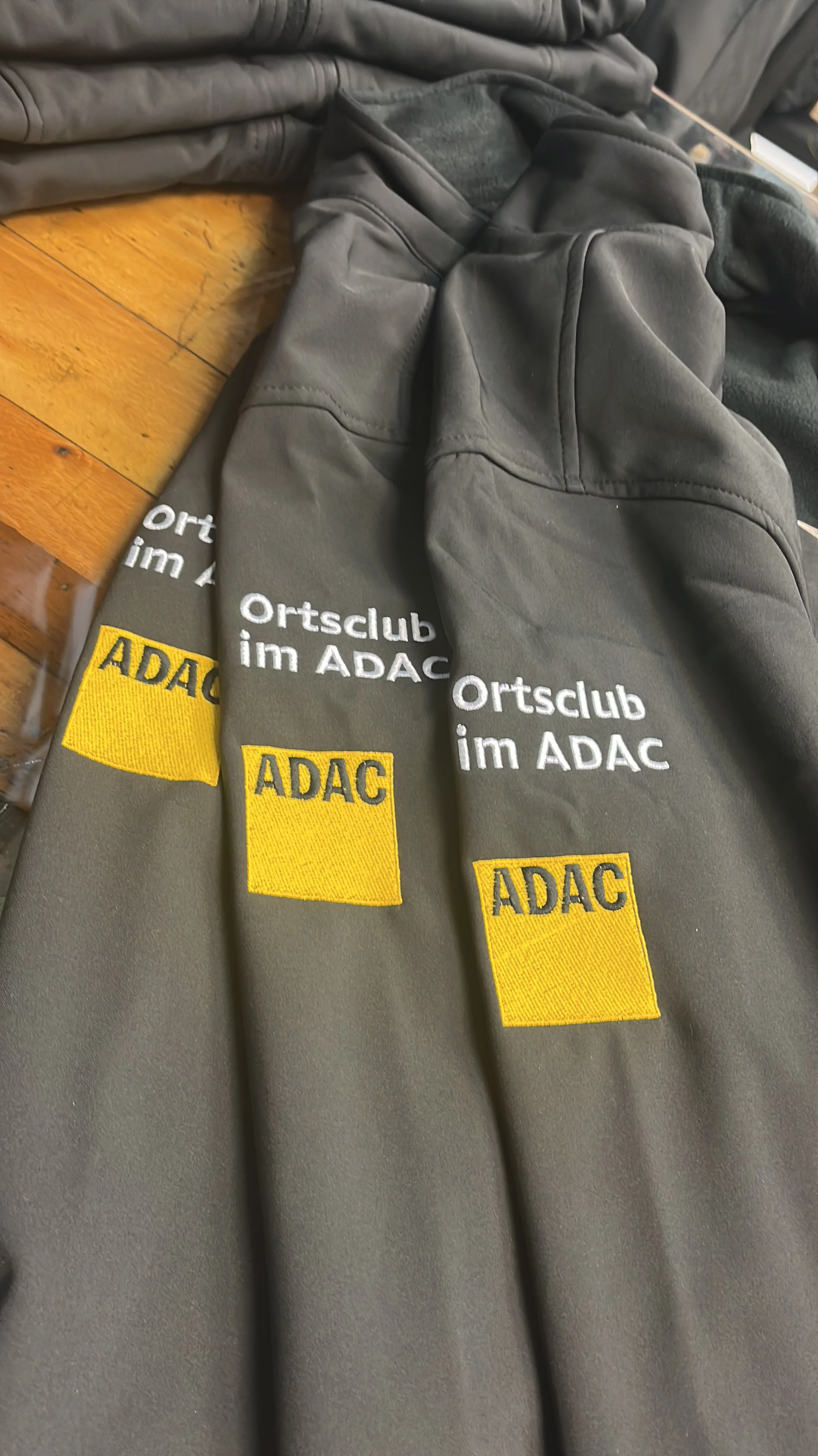 Softshelljacken besticken – Beispiel 1